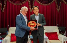 الفنان حسين فهمي والسيد فان يون