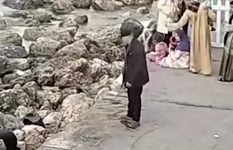 عامل يسكب المياه لمنع المواطنين من الجلوس 