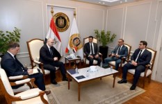 وزير الصناعة مع وفد إيچيبت آمون للأمونيا الخضراء