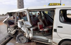 تصادم سيارة ميكروباص بالرصيف