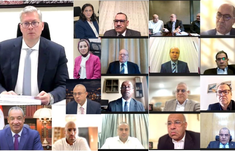 وزير البترول خلال الاجتماع 