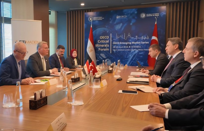 وزير البترول خلال اللقاء 