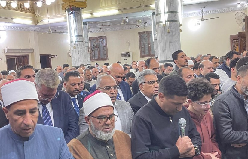 وزير البترول ومحافظ الدقهلية يؤديان صلاة الجنازة على المهندس حسام صادق