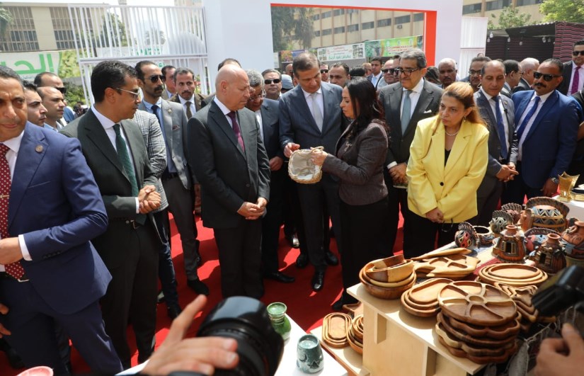 وزيرا الزراعة والتضامن ومحافظ القاهرة يفتتحون جناح ديارنا للحرف التراثية