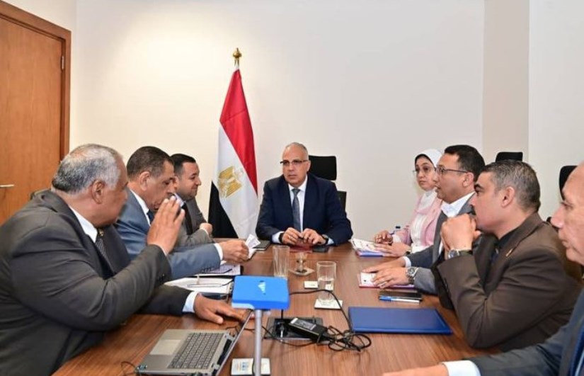 وزير الري يبحث مطالب المواطنين مع النواب والشيوخ ويوجه بسرعة الاستجابة