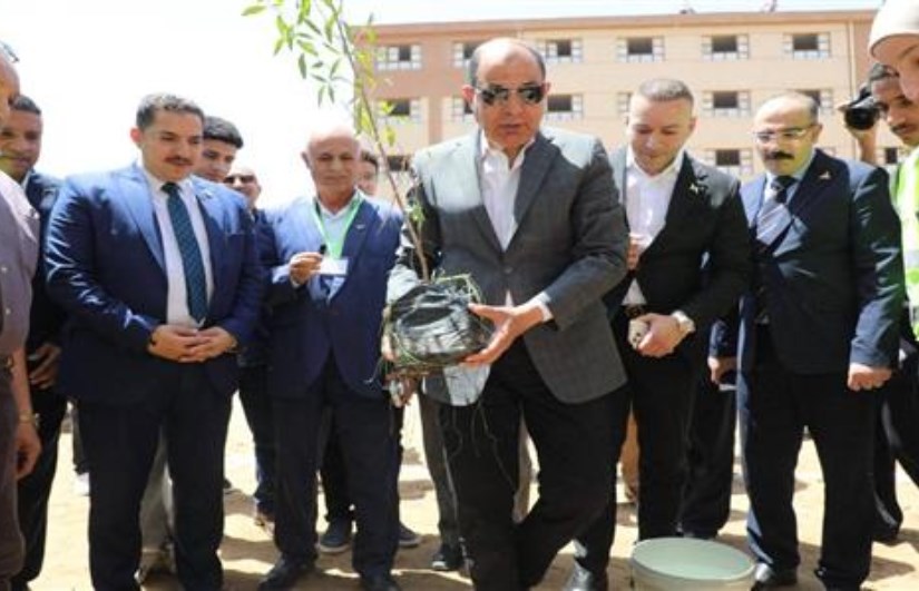 محافظ المنيا يشارك في زراعة 500 شجرة بمجمع مدارس مغاغة