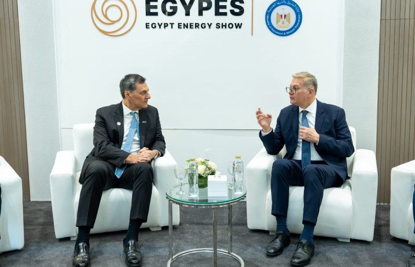 وزير البترول خلال اللقاء 