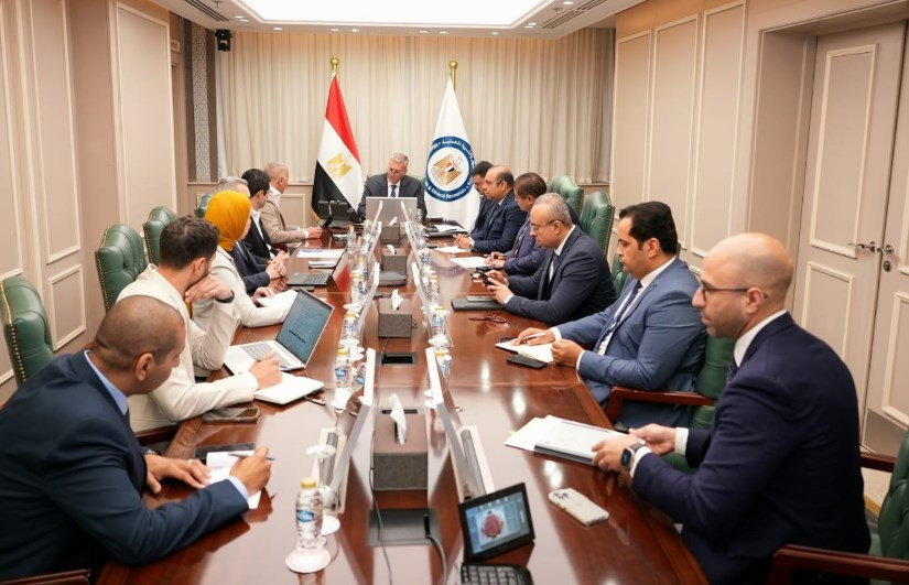 وزير البترول خلال اللقاء