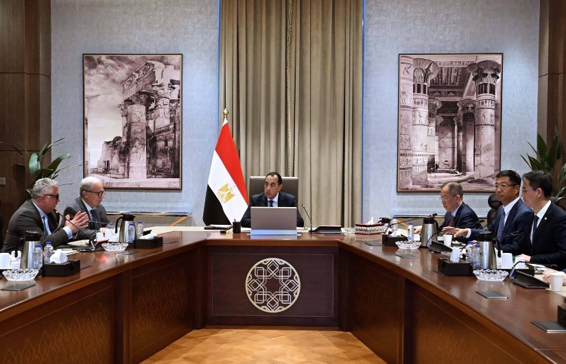 رئيس الوزراء مع رئيس مجلس إدارة شركة "خينان تشهنجفو" الصينية