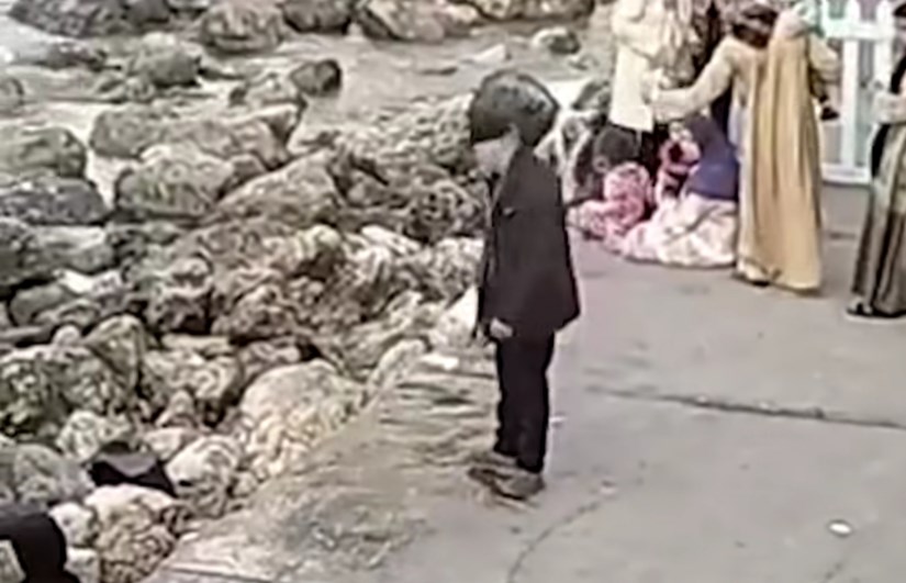 عامل يسكب المياه لمنع المواطنين من الجلوس 