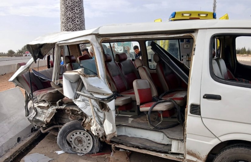 تصادم سيارة ميكروباص بالرصيف