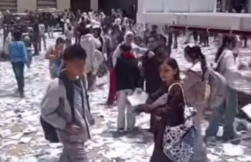 تمزيق أوراق أمام مدرسة