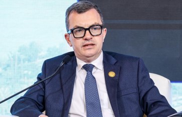 الدكتور أحمد رستم وزير التخطيط 