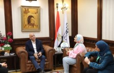 الدكتور باسل رحمي مع طلاب جامعة القاهرة