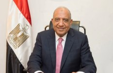 الدكتور محمود عصمت وزير الكهرباء