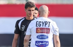 حمزة عبد الكريم مع حسام حسن 