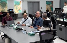 وزير البترول خلال اللقاء 