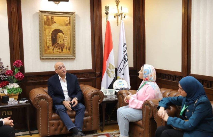 الدكتور باسل رحمي مع طلاب جامعة القاهرة