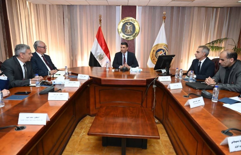 اجتماع وزير الصناعة 