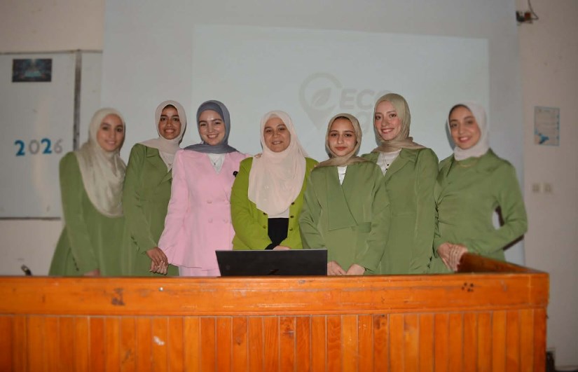 طالبات قسم المكتبات بجامعة المنوفية