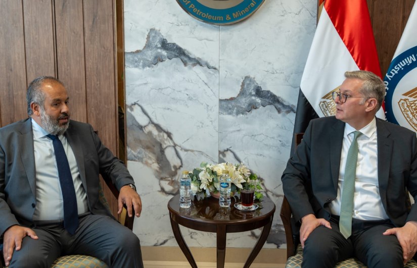 وزير البترول خلال اللقاء 