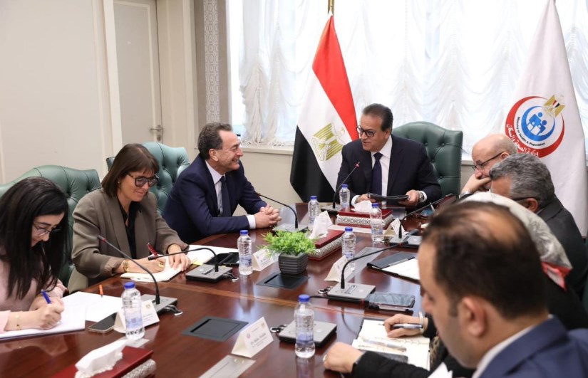 وزير الصحة مع السفير الفرنسى