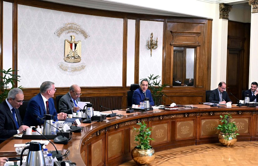 اجتماع لمناقشة مبادرة استخجام الطاقة الشمسية فى المصانع