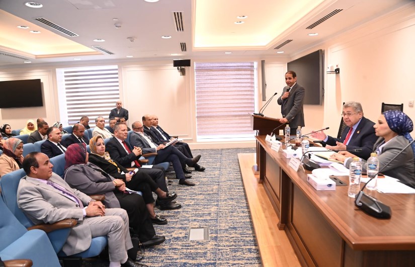 رئيس جامعة دمنهور يستعرض الموازنة لعام 2026-2027