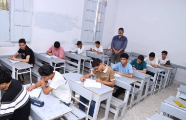 طلاب الصف الثاني الثانوي 