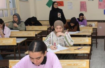 طلاب الصف الثاني الإعدادي 