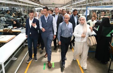 وزير الصناعة يتفقد 3 مصانع ببني سويف