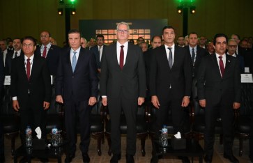 وزير البترول خلال اللقاء 