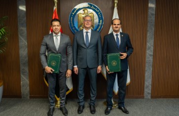 وزير البترول خلال التوقيع 