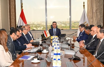 وزير التموين خلال الاجتماع 