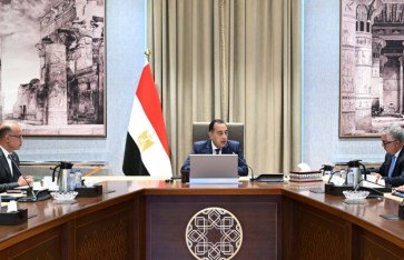 اجتماع مناقشة إنشاء مركز توزيع لوجيستي عالمي داخل المنطقة الاقتصادية لقناة السويس