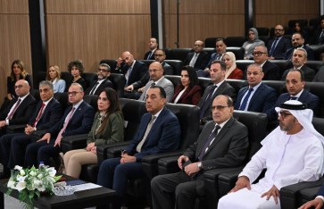 رئيس الوزراء أثناء توقيع الشراكة