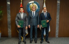 وزير البترول خلال التوقيع 