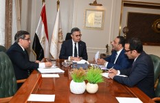 وزير التموين خلال الاجتماع 