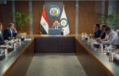 وزير البترول خلال اللقاء 