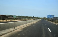 طريق الخدمات بمركز ادكو
