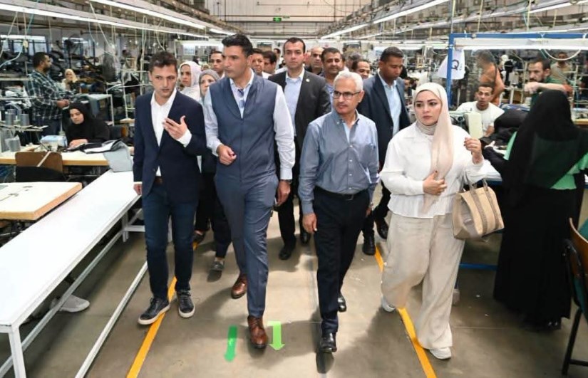 وزير الصناعة يتفقد 3 مصانع ببني سويف