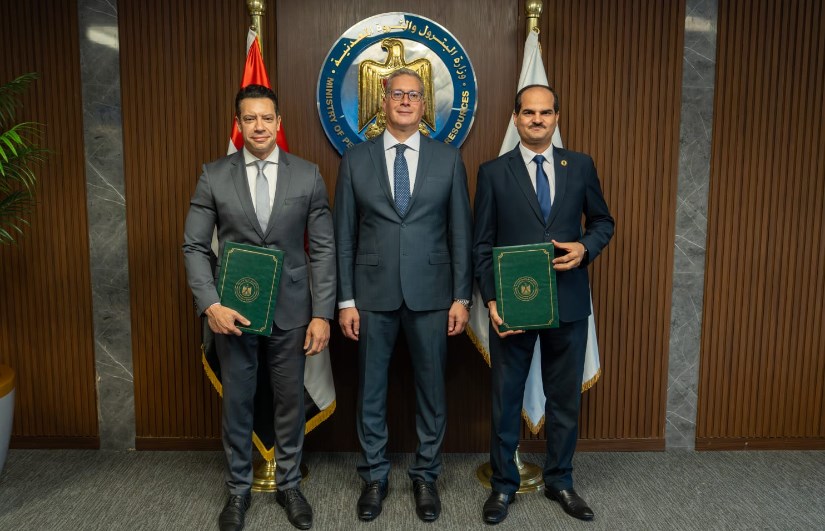 وزير البترول خلال التوقيع 