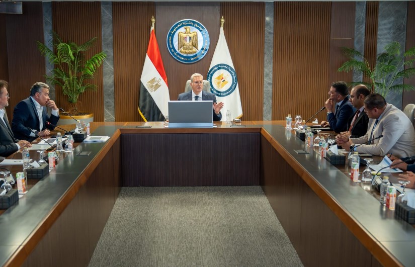 وزير البترول خلال اللقاء 