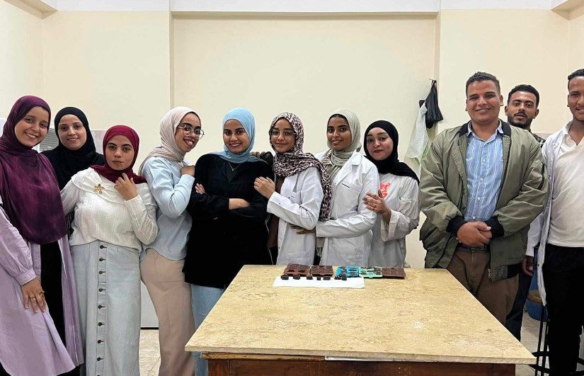 طلاب قسم علوم الأغذية والألبان بكلية الزراعة جامعة جنوب الوادي