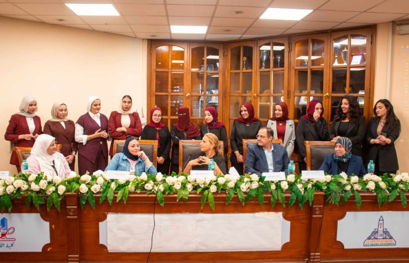 طلاب قسم علم الاجتماع بكلية الآداب