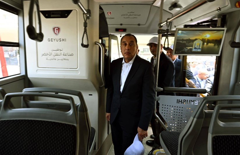 جولة رئيس الوزراء بهيئة النقل العام بالقاهرة