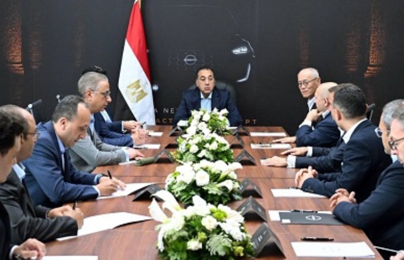 اجتماع رئيس الوزراء مع مسؤولى نيسان