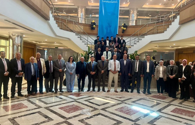 رئيس الجامعة مع أعضاء هيئة التدريس والطلاب