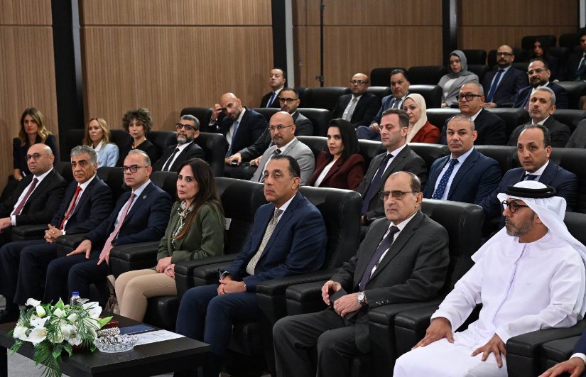 رئيس الوزراء أثناء توقيع الشراكة