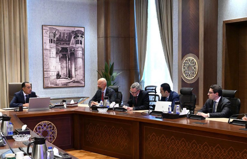رئيس الوزراء مع مسؤولى سكاتك